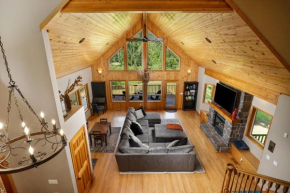 Iron Mountain - Spacious Secluded Lodge with Hot Tub & Game Room